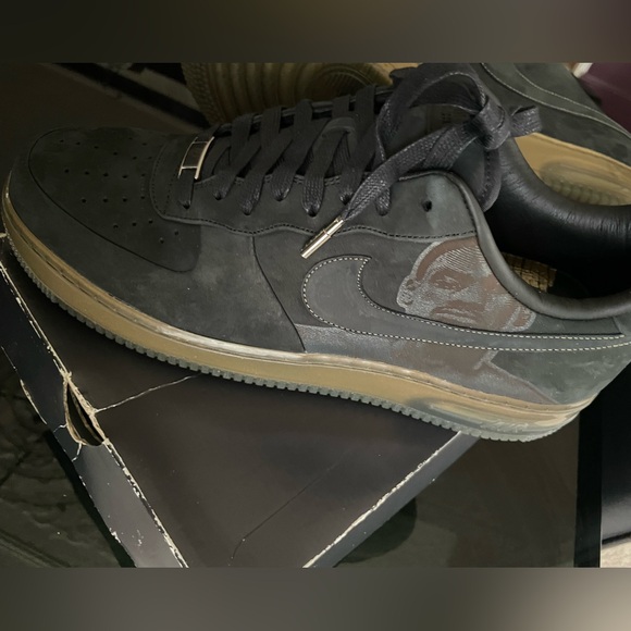 Limited Edition AIR FORCE 1 SPRM '07 (LEBRON)
Size 14
BLACK/BLACK-MET GOLD - Picture 2 of 11